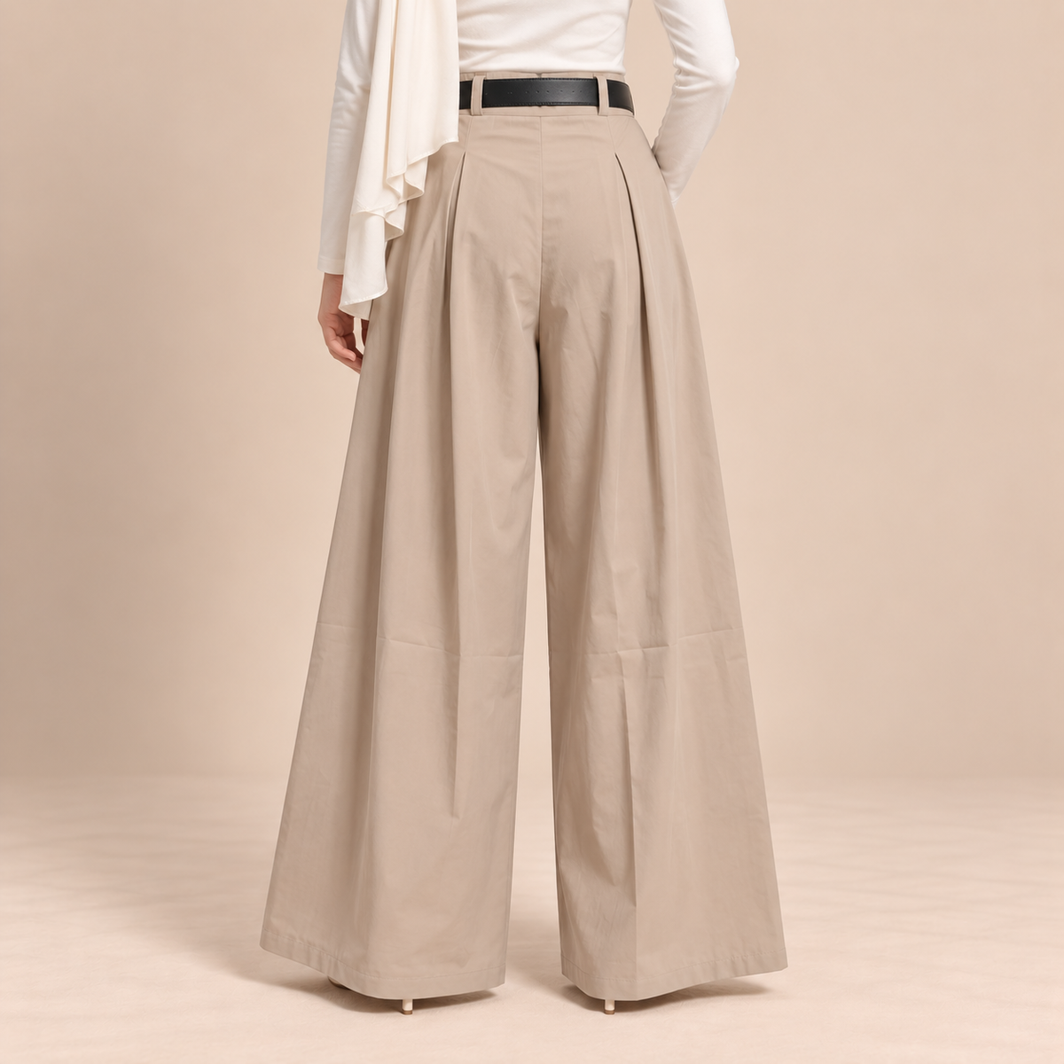 بنطلون حريمي واسع بكسرات بقصة مفصلة