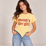 تيشيرت بناتي بحافة مدببة وعبارة Mom’s Fav Girl